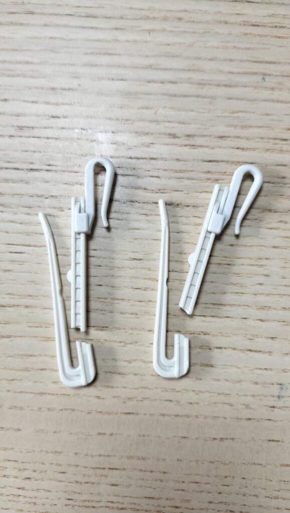 折れてしまったカーテンフック