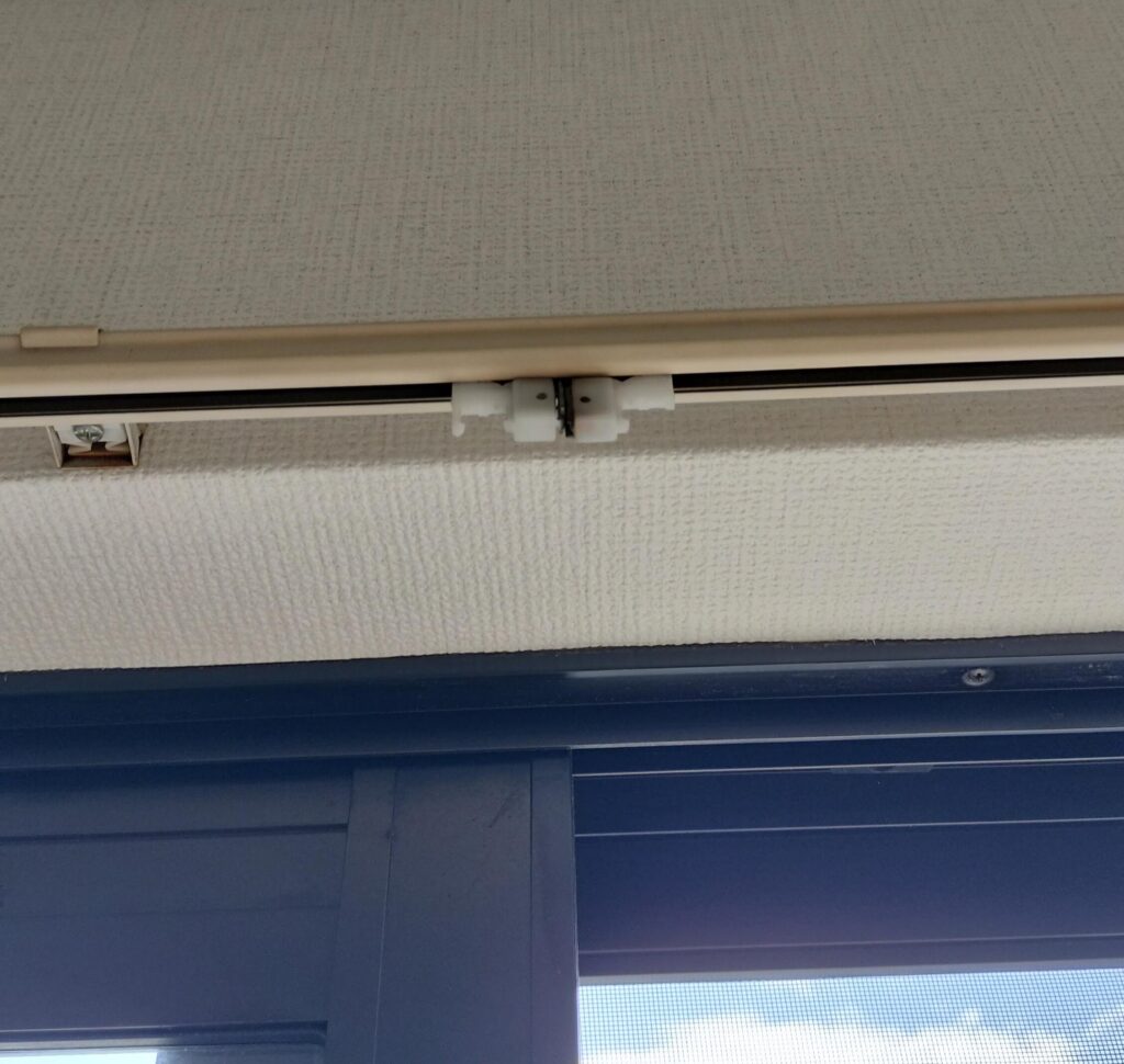 劣化したカーテンレールのランナー