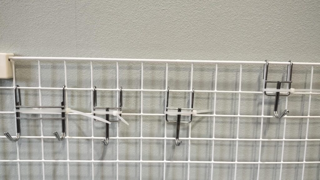 結束バンドで金具を固定