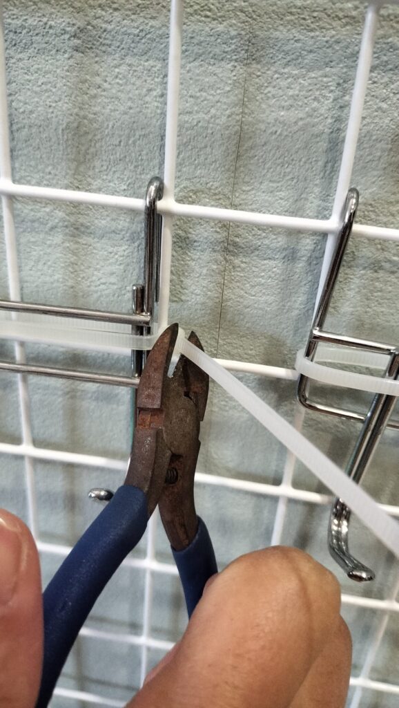 ペンチで結束バンドを切る