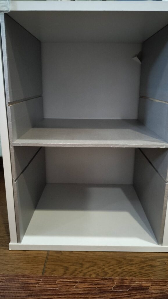 キッチンの棚部分の色をマスキングテープを貼り、変更しました。