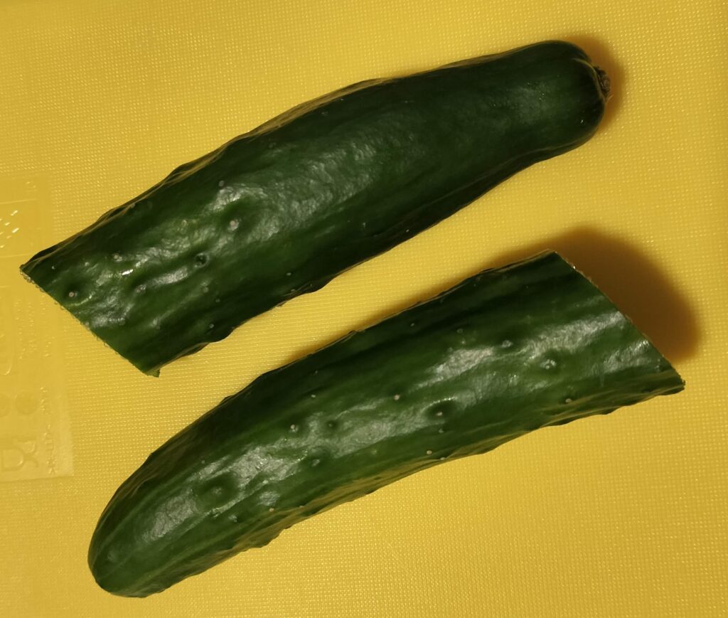 半分に切ったきゅうり。