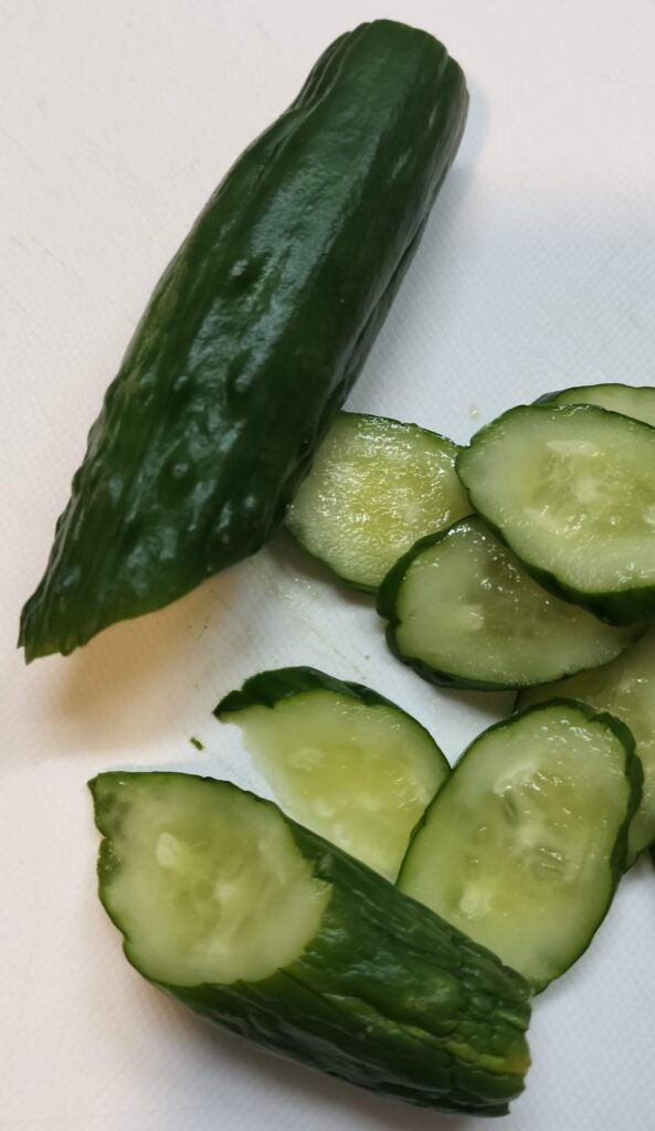 切って食べやすくしたきゅうりのぬか漬け。