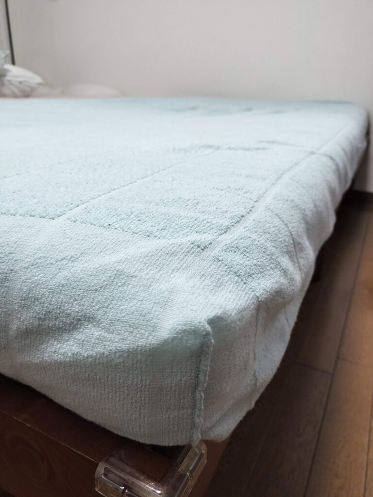 手縫いで作ったベッドシーツをマットレスに固定して敷いた様子。四隅ゴムでズレにくくしている
