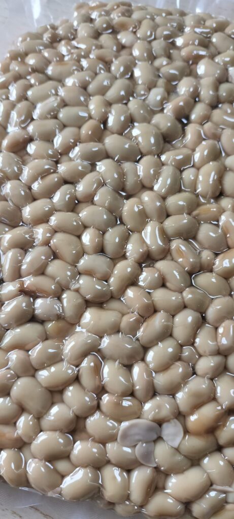 味噌仕込みキットの煮豆パウチ。4年目も手軽に仕込むためキットを使用。