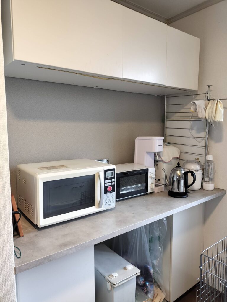 IKEAのキッチンボードを設置して4年後の現在の様子。電子レンジやトースターなどを置いて使用している状態。