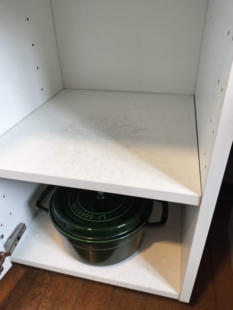 IKEAキッチンボードの棚板に鍋の出し入れで付いた黒ずみ跡。4年使用後の経年変化。