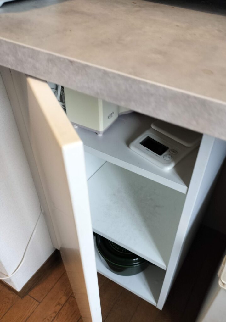 IKEAキッチンボードの扉内部。4年使用後も歪みや大きな劣化はなし。