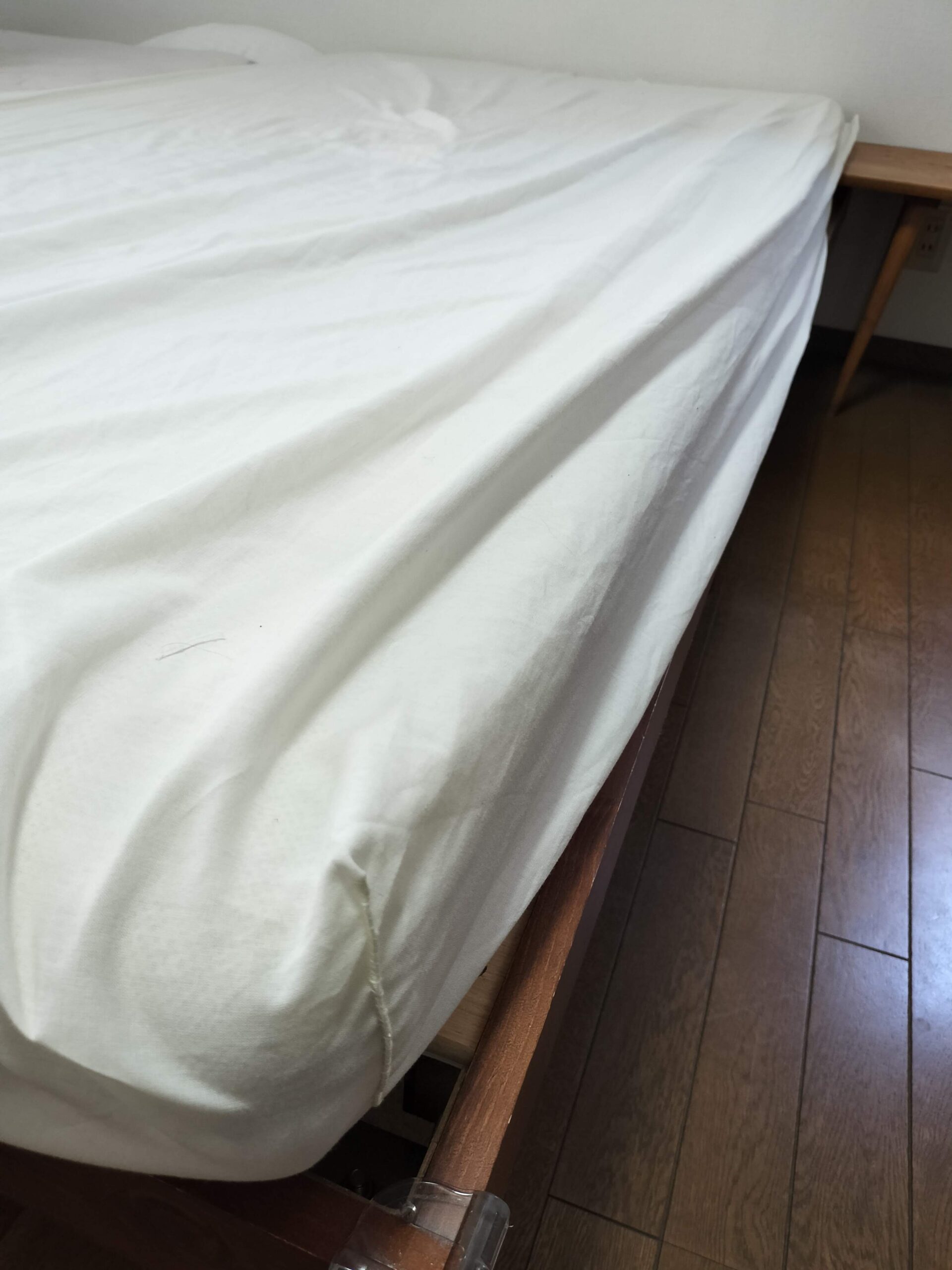 格安コンパクトミシンで完成させたボックスシーツをベッドに装着した様子