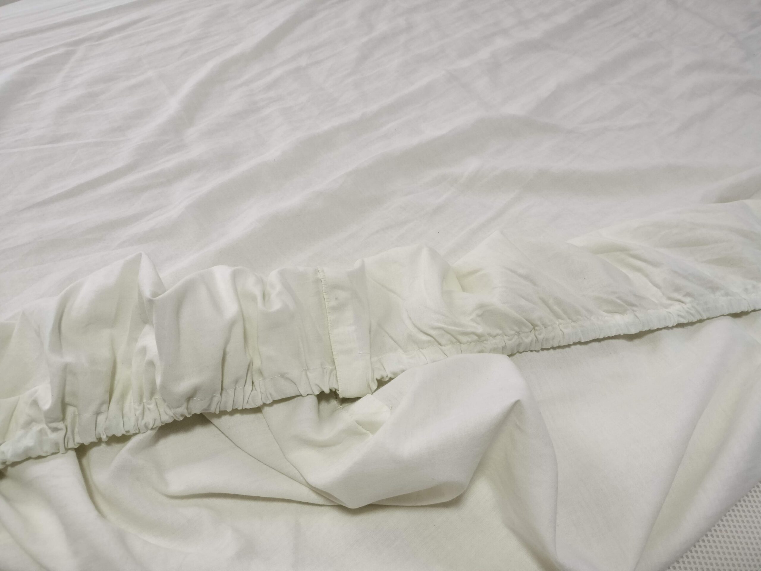ボックスシーツの裏側。ゴムを通した部分の様子