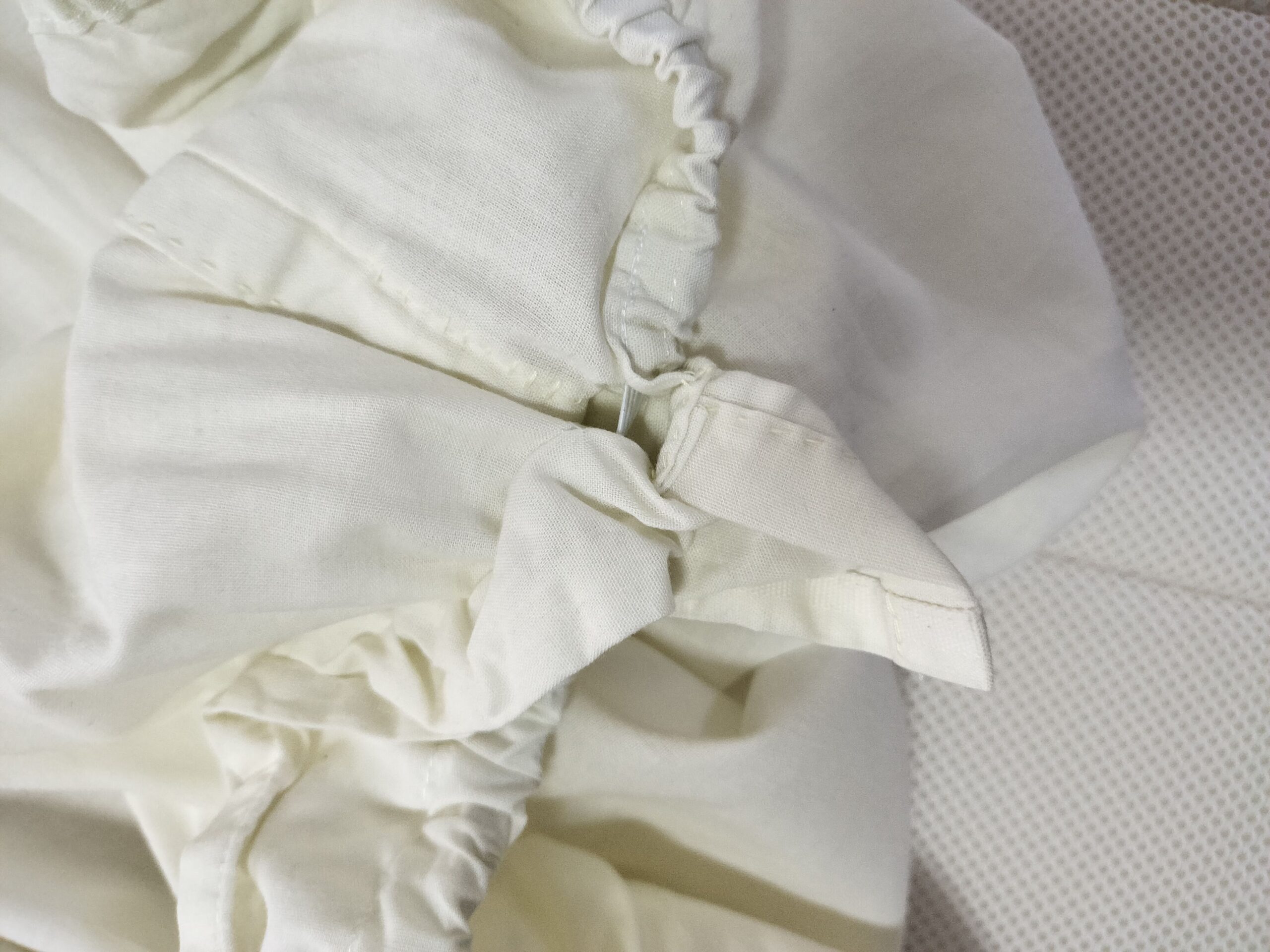 手持ちのゴムをつないで使ったボックスシーツの角部分アップ
