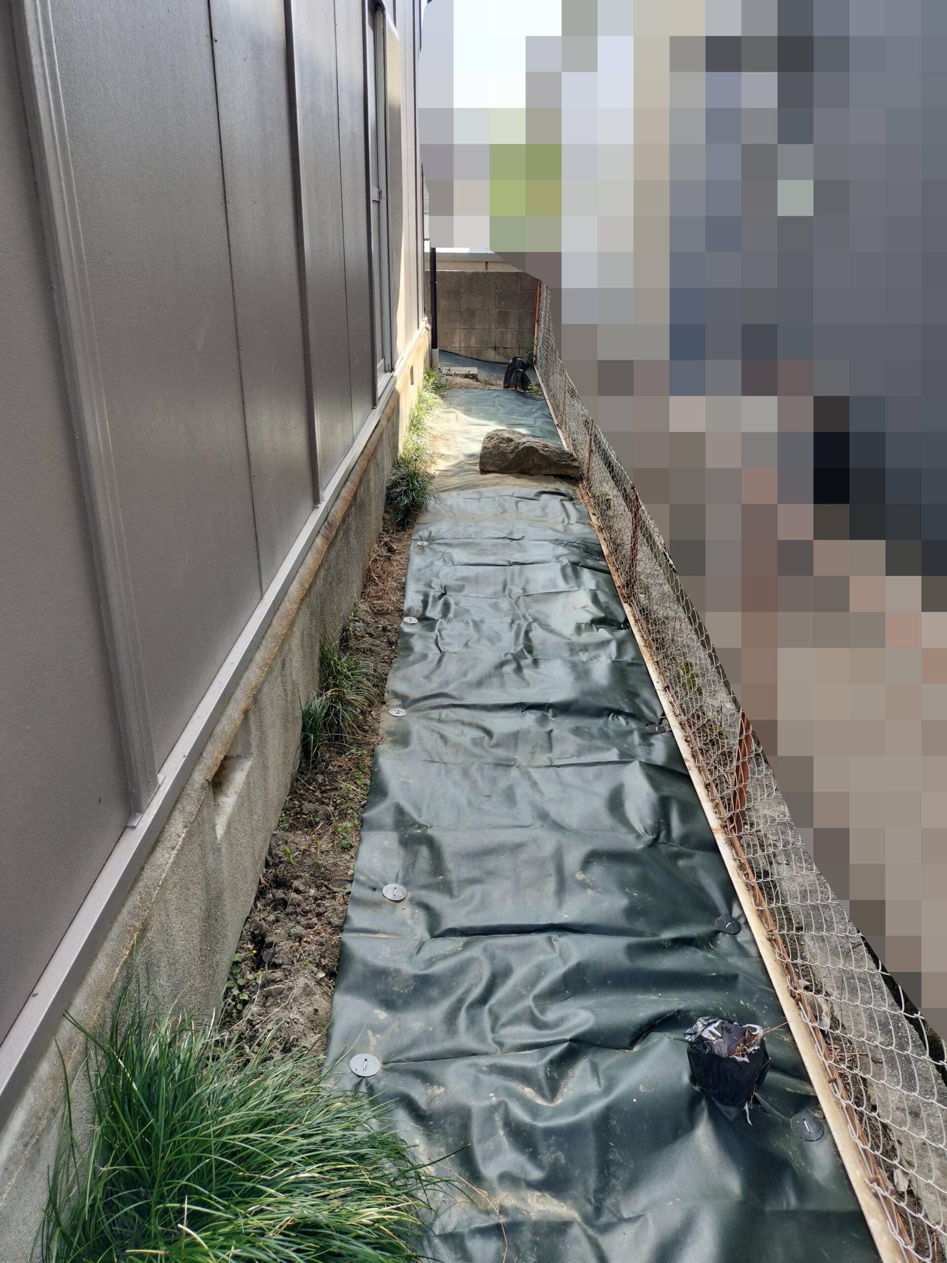 防草シートを敷き終えた裏庭の様子