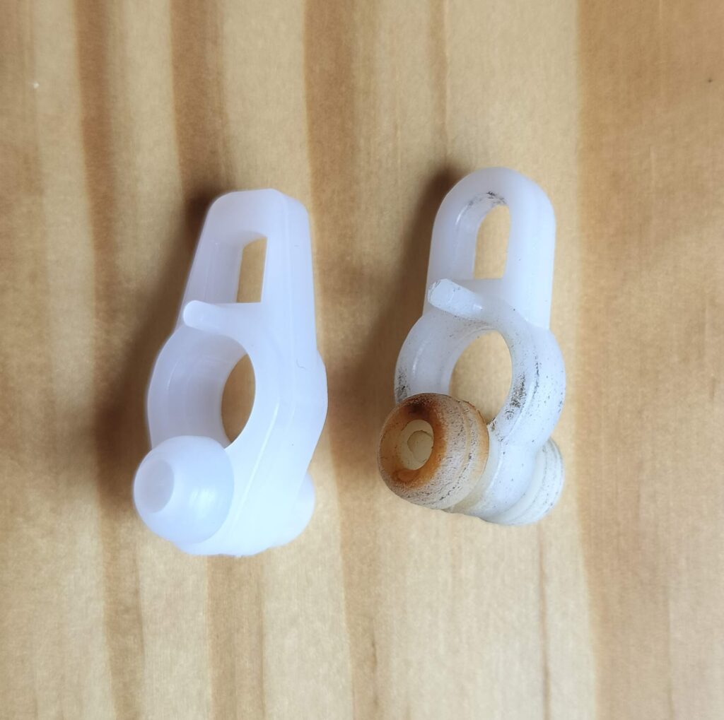 新しいランナー（左）と古いランナー（右）の比較。古いほうのローラーが茶色く劣化している