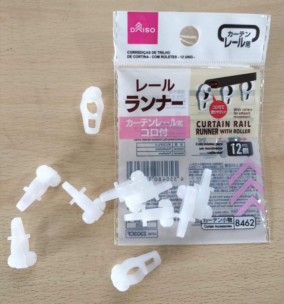 DAISOのレールランナー（カーテンレール用）のパッケージとランナー