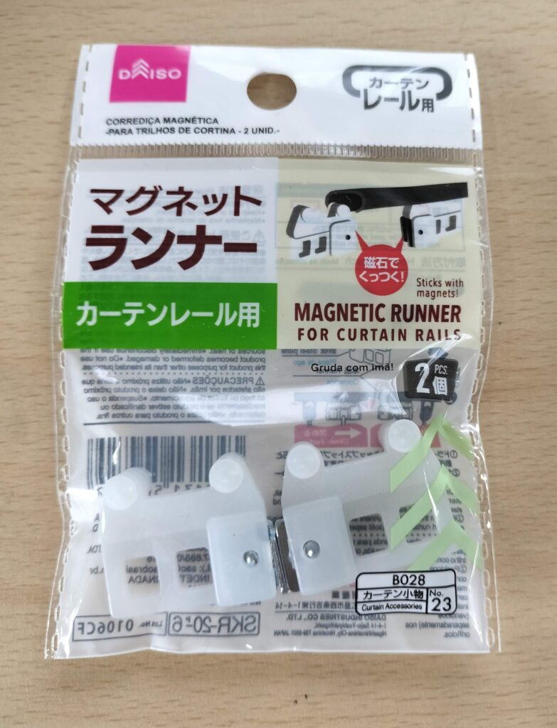 DAISOのマグネットランナー（カーテンレール用）のパッケージ