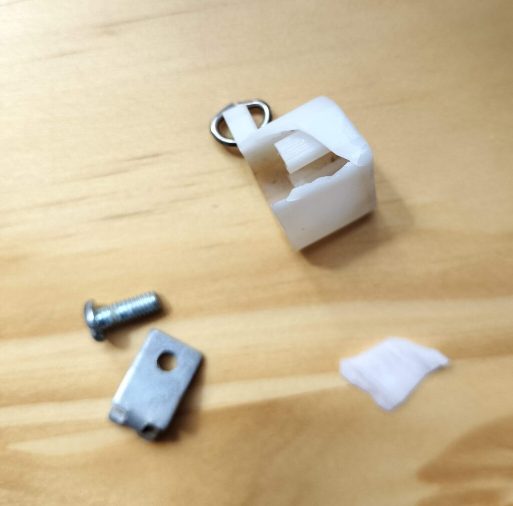 プラスチックが割れて壊れたカーテンレールのキャップストップ