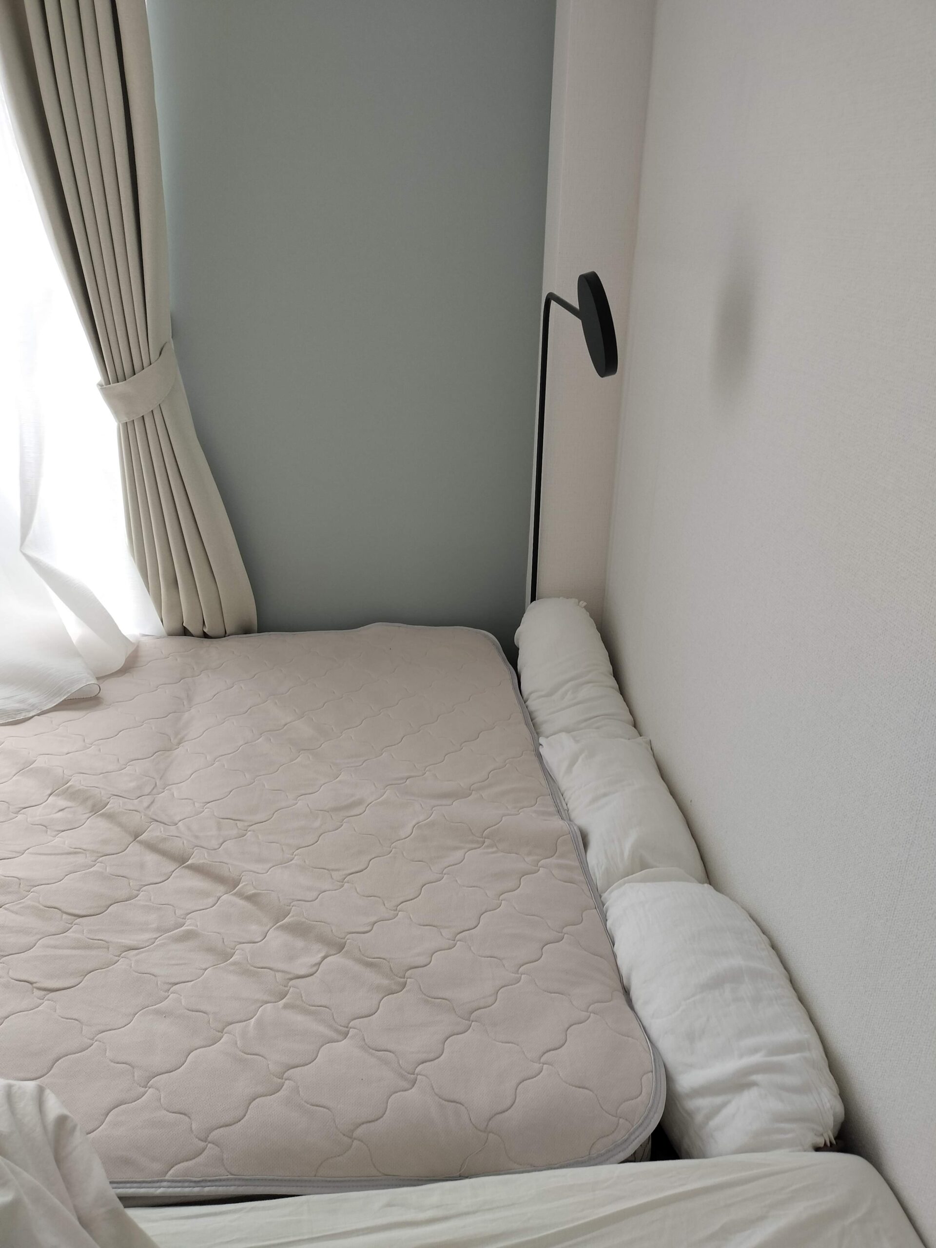 DIY完成後のベッド頭側の隙間に長細い抱き枕を置いたところぴったりはまっている様子