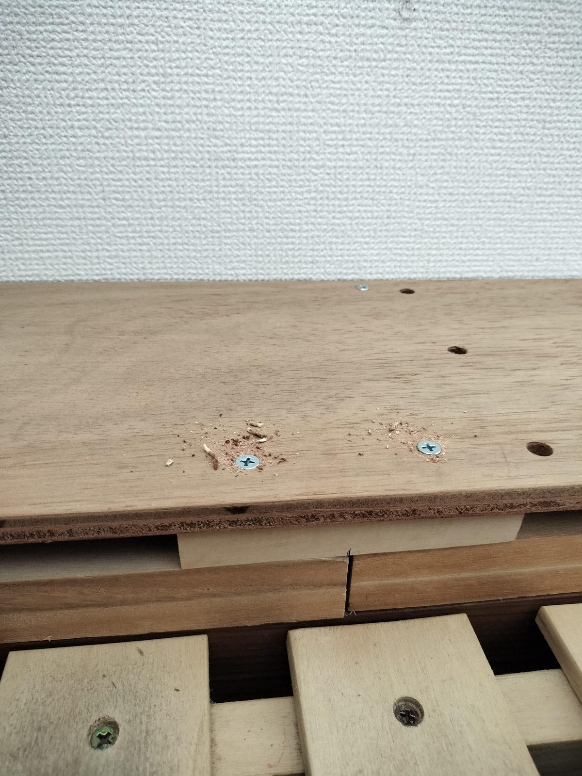 板にビスを打ち込んだクローズアップ