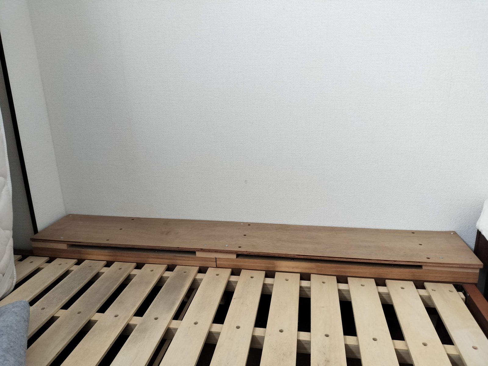 完成した板をすのこベッドの頭側に設置した状態