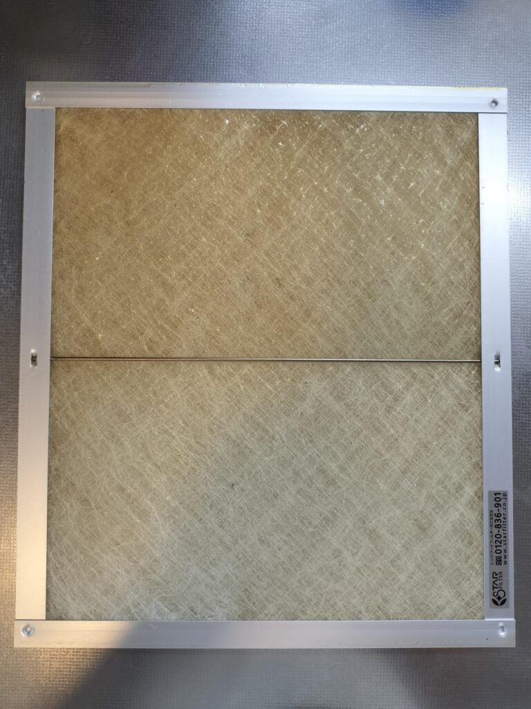 使用後のガラス繊維製スターフィルター表面。油をしっかり吸収して変色している
