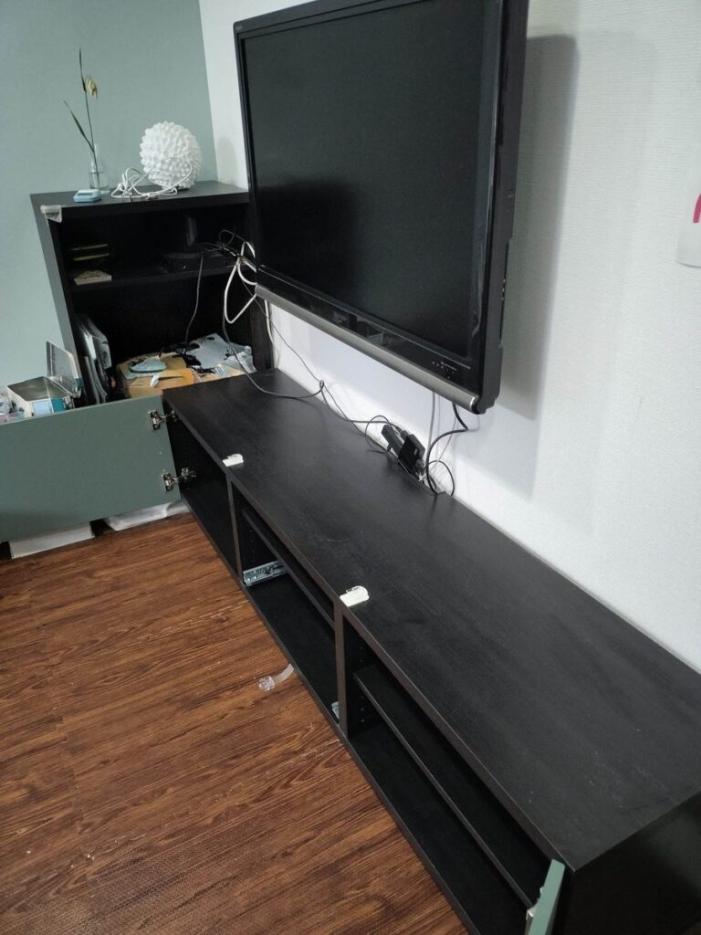 部屋全体の様子。ベストーを解体している途中。