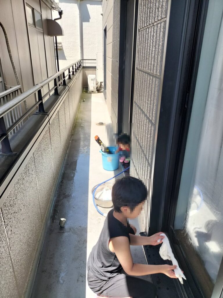 ベランダ窓掃除ビフォー・サッシを拭く子ども