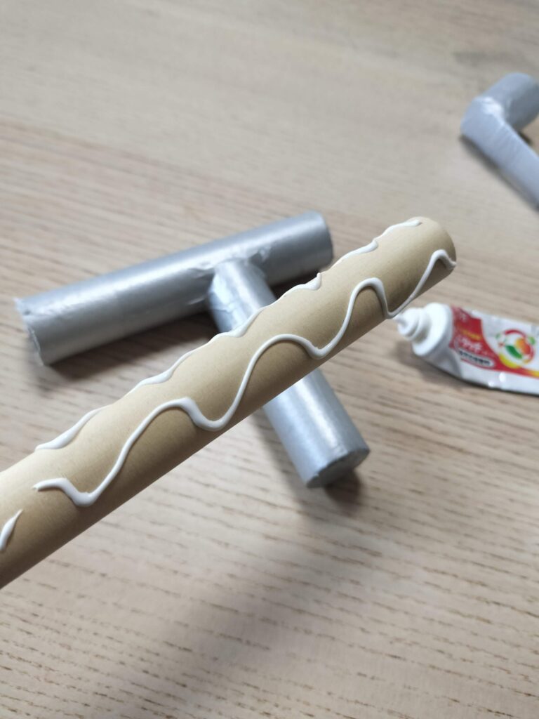 ラップ芯にボンドを塗る