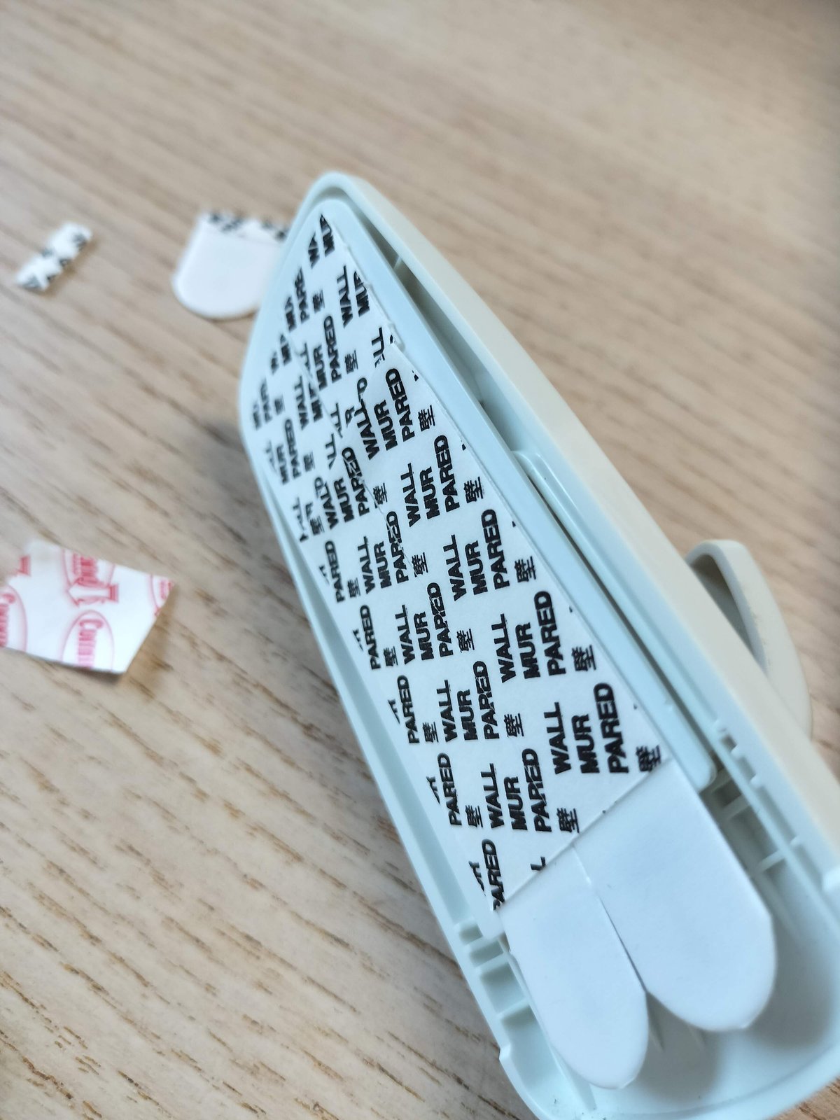 コマンドタブの粘着テープを剥がして取り付ける手順