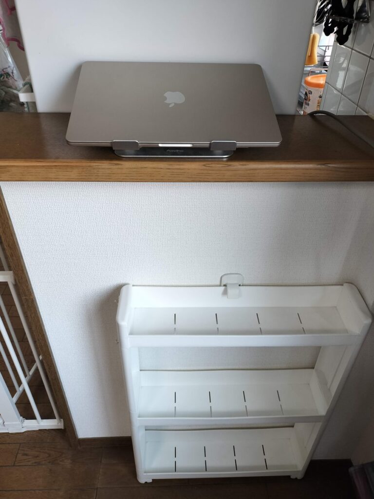 カウンター全体とパソコンスタンドを引きで撮影した写真