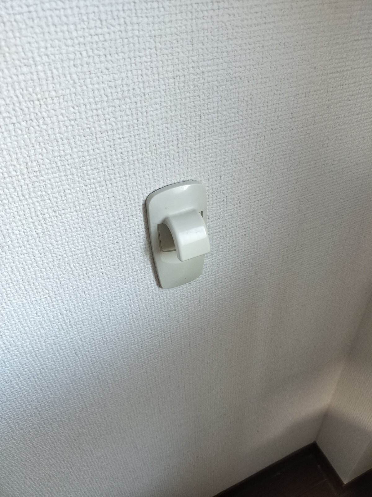 壁にコマンドタブで取り付けた白いフック