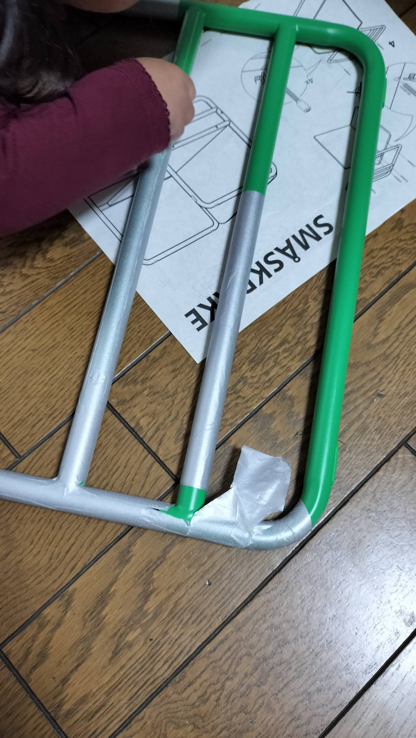 IKEAスモースクラケにマステを巻いている作業中の様子