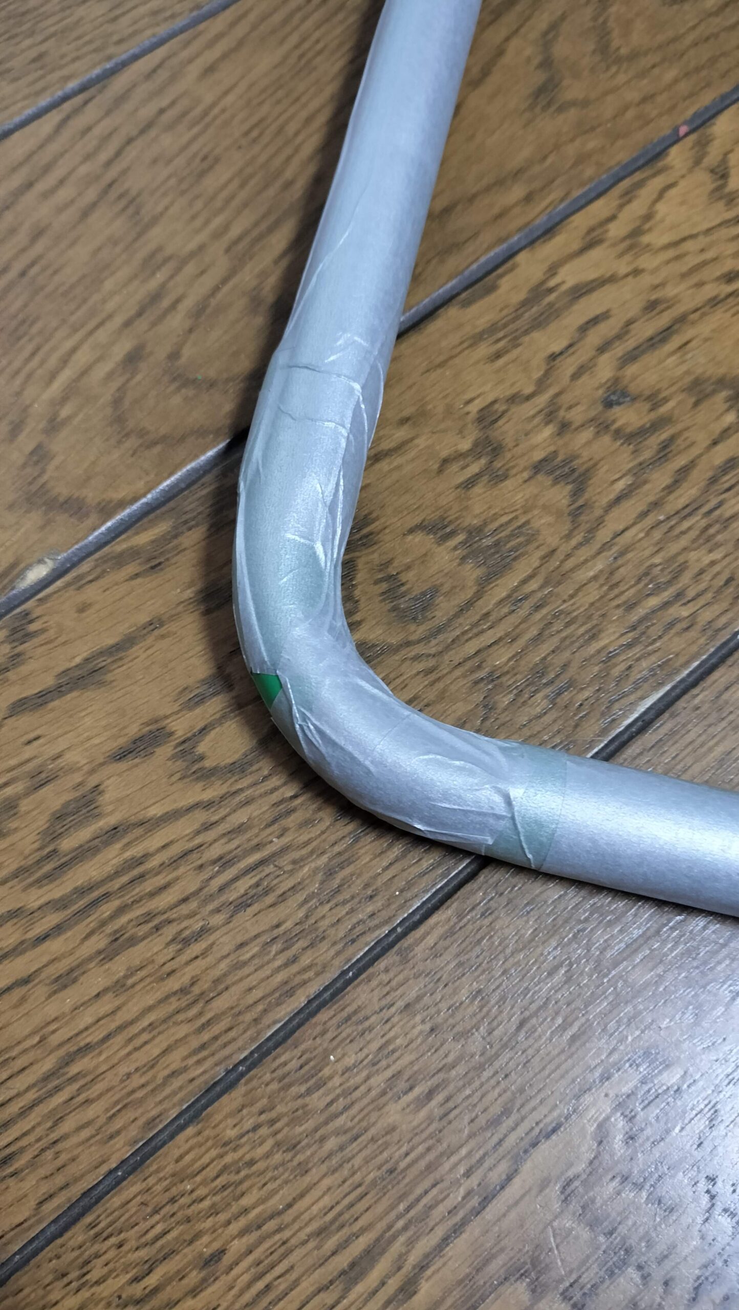 丸みのあるコーナー部分にシワができているマステの様子
