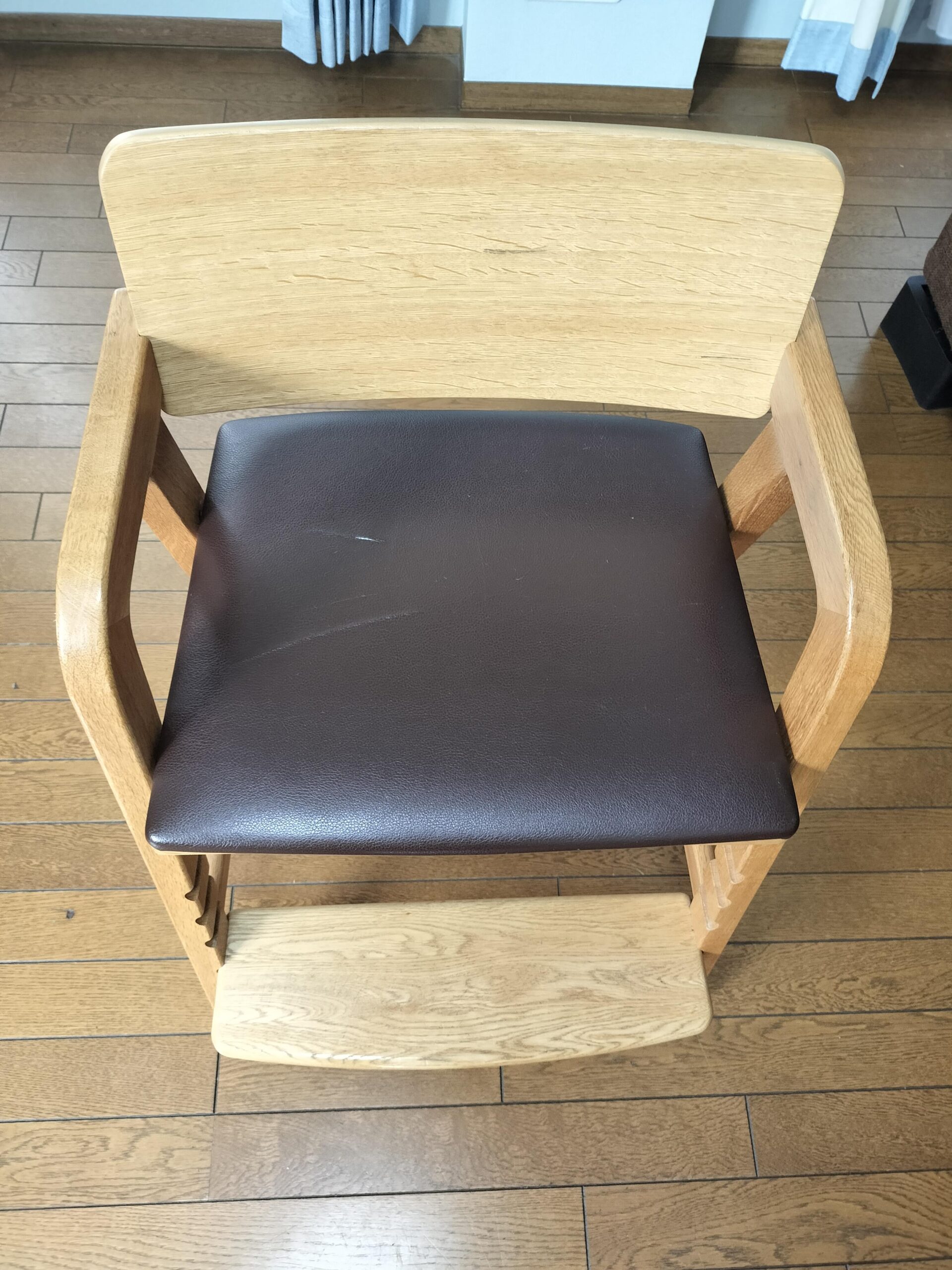 大和屋キトコ キッズダイニングチェアの全体像（補修前）