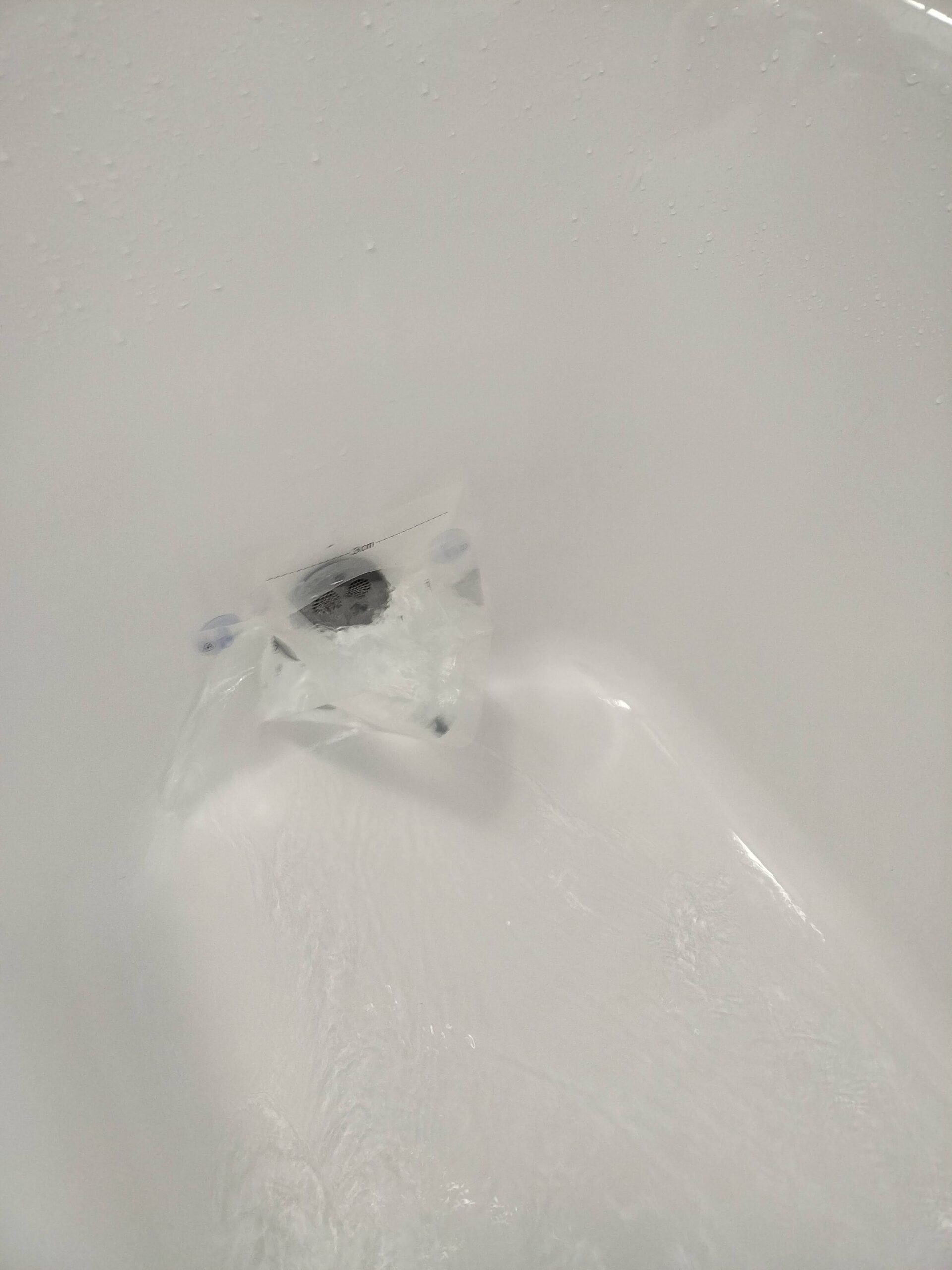 風呂釜に水を張っている様子