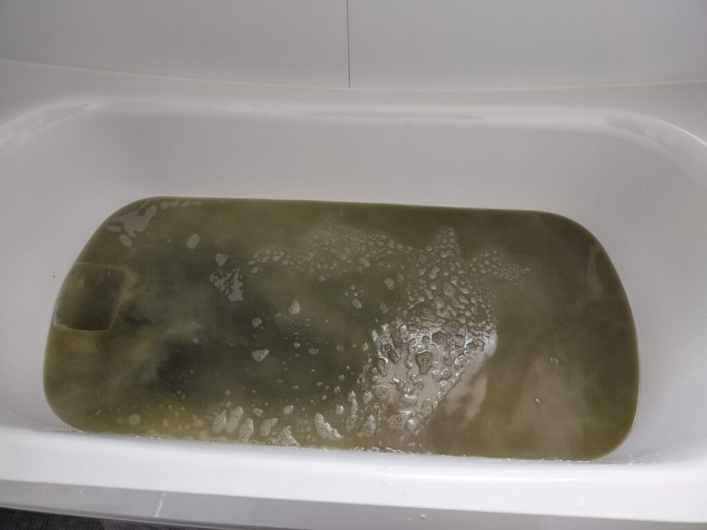 ヘドロトルネード使用中に浴槽にたまった濁った汚れ水
