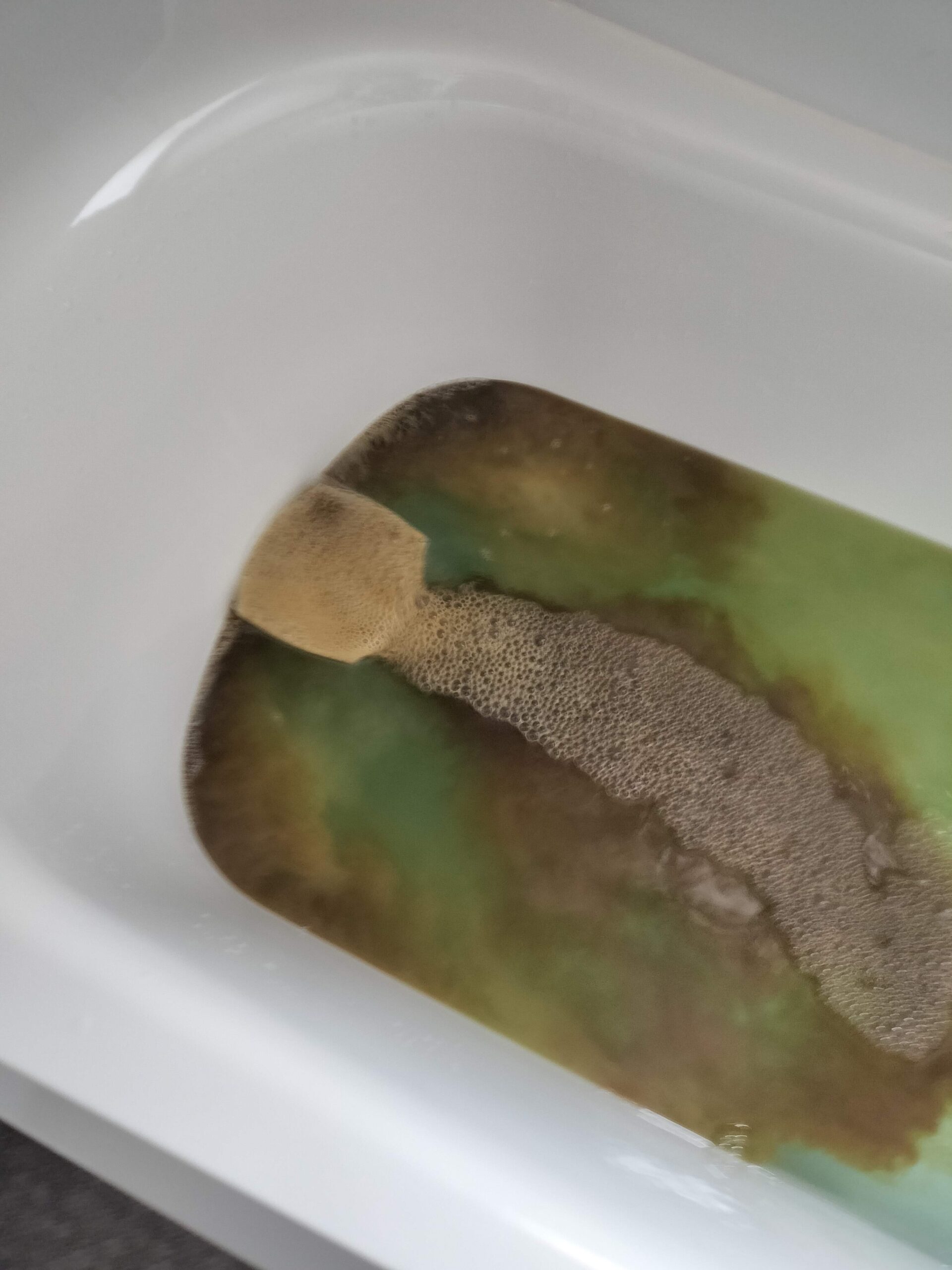 風呂釜から出てきた汚れの様子