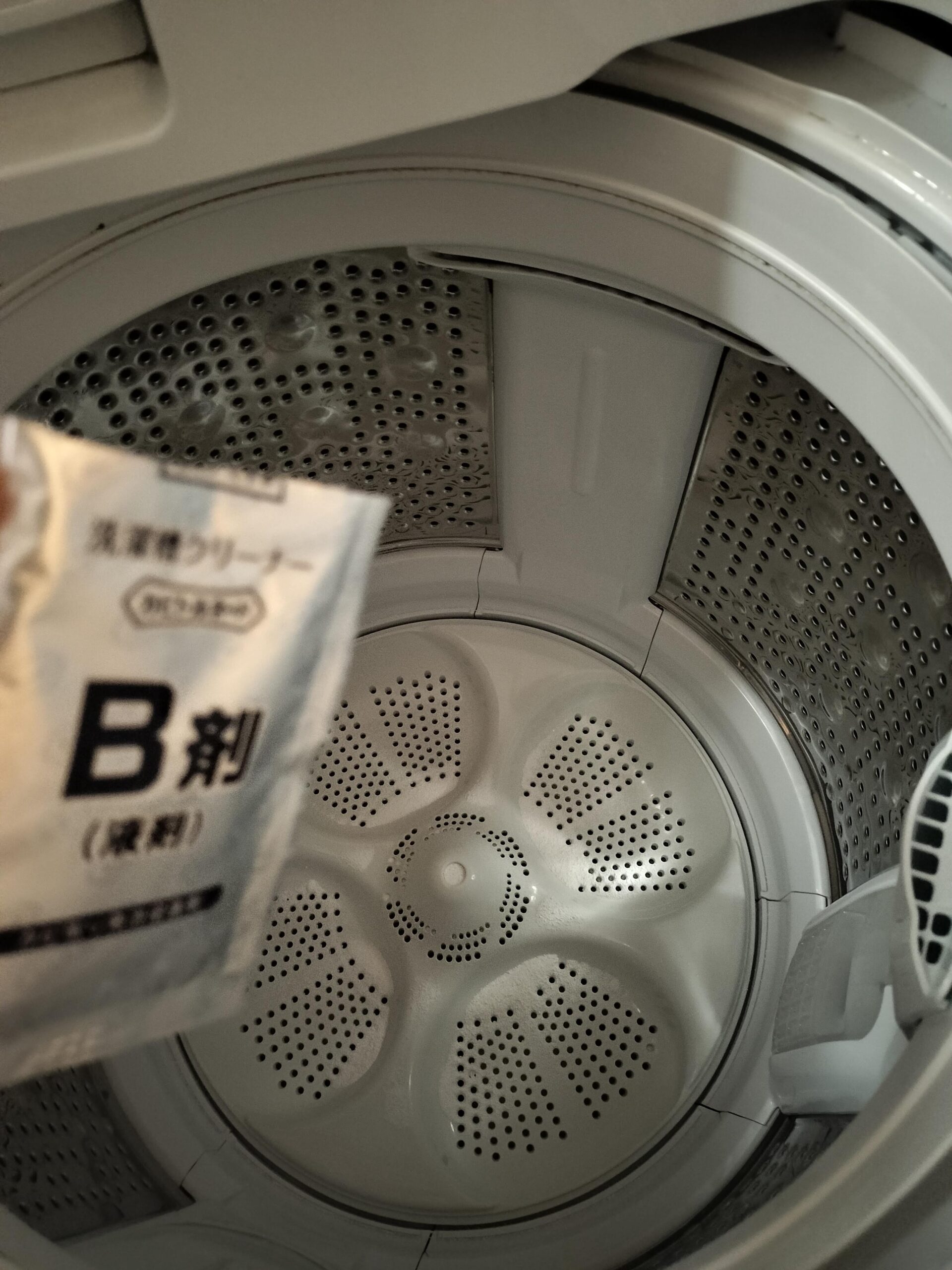 カビトルネードB剤を投入している様子