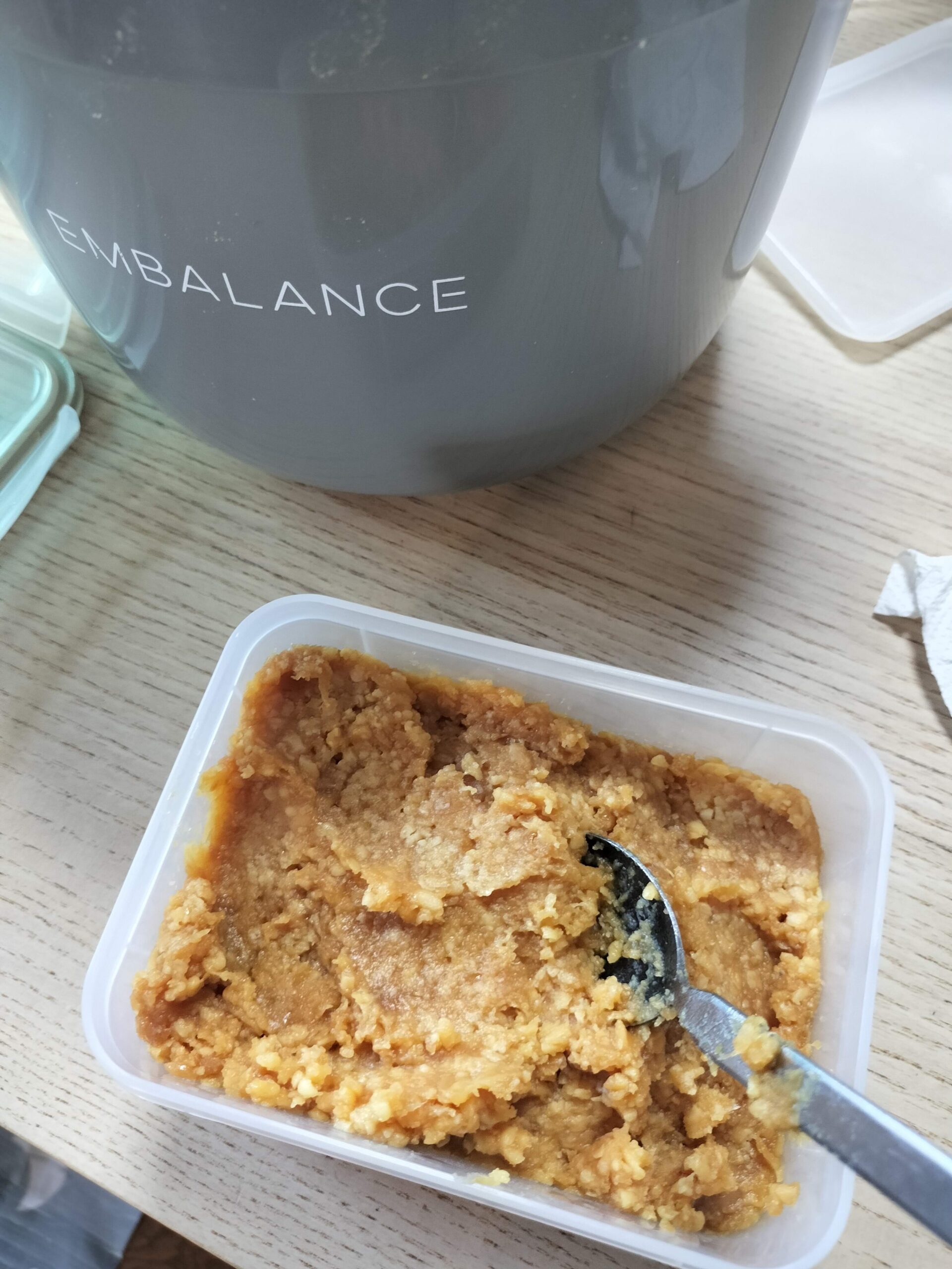 保存容器に詰めた手作り味噌