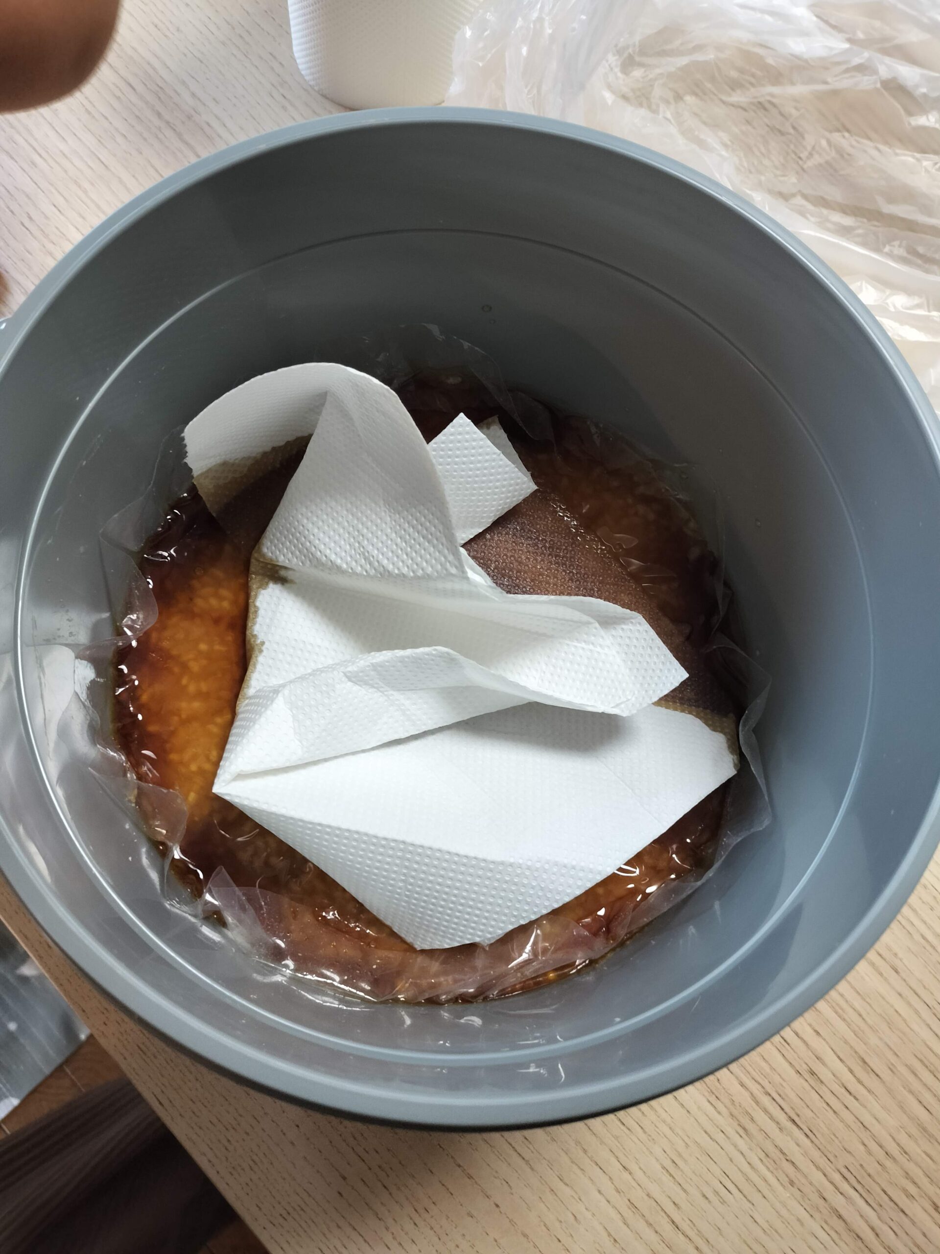 キッチンペーパーで味噌の表面のたまり液を吸い取る
