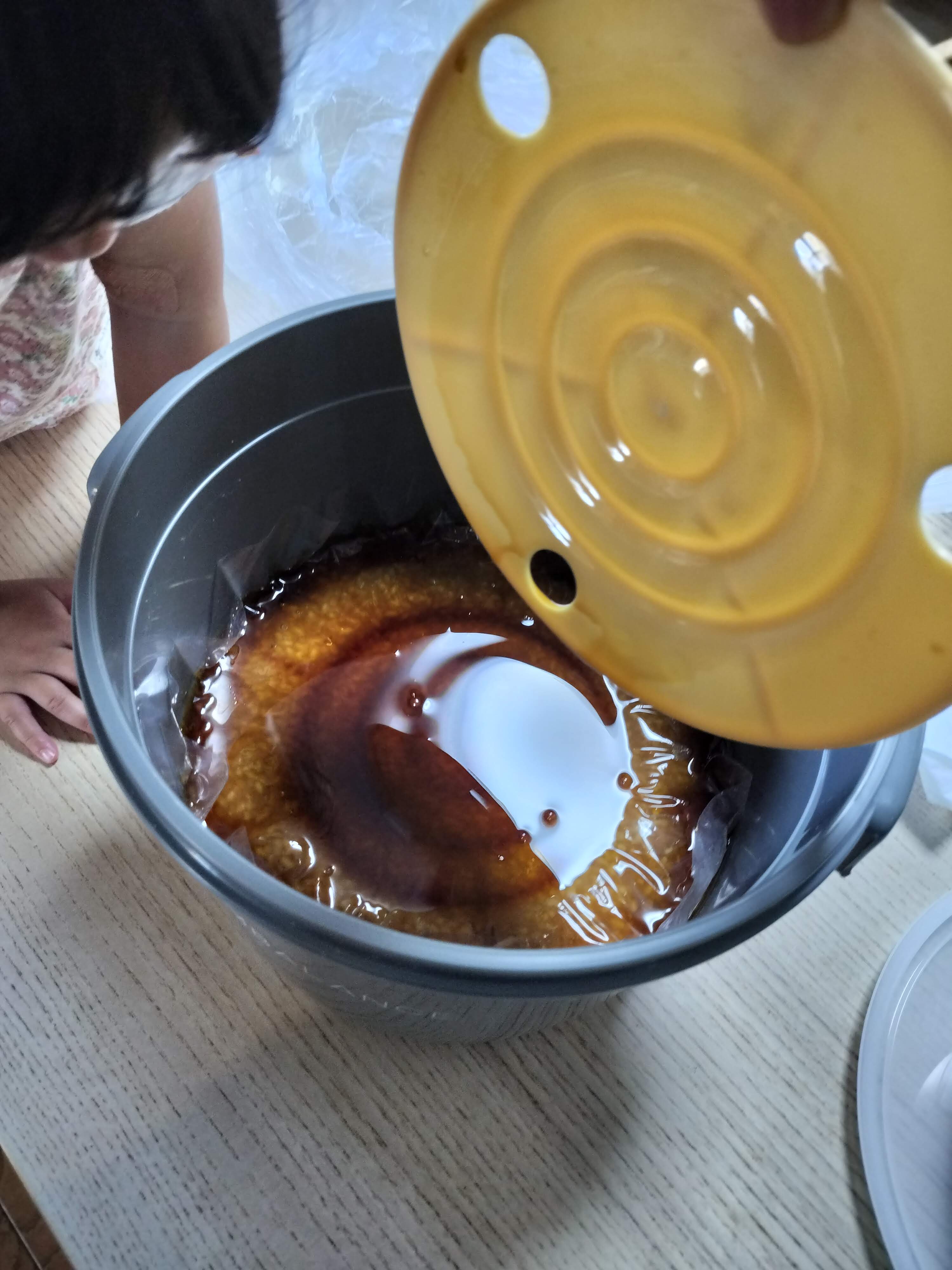 重石を外すと味噌の表面にたまり液が浮いている様子