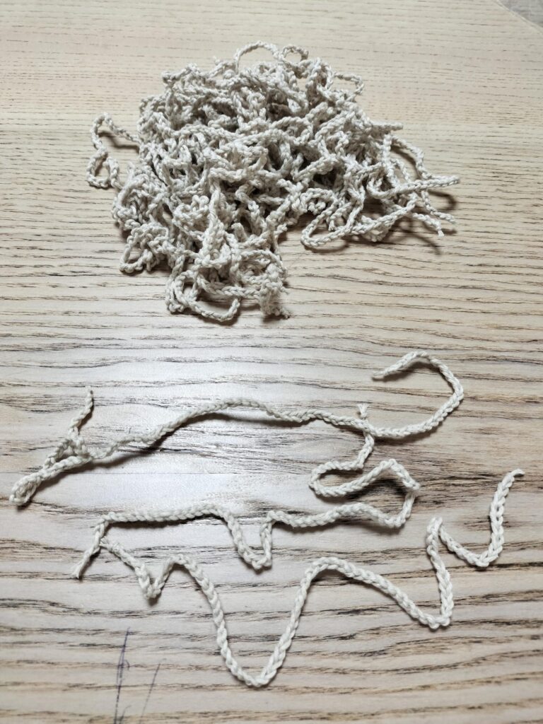 鎖編みで作ったうどん風の麺の食材
