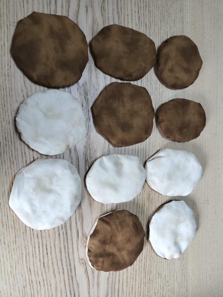 手作りで完成したままごとの丸いパーツの食材