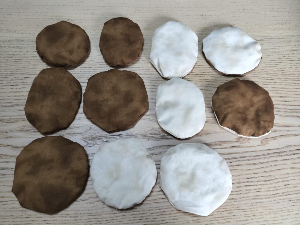 手作りで完成したままごとの丸いパーツの食材