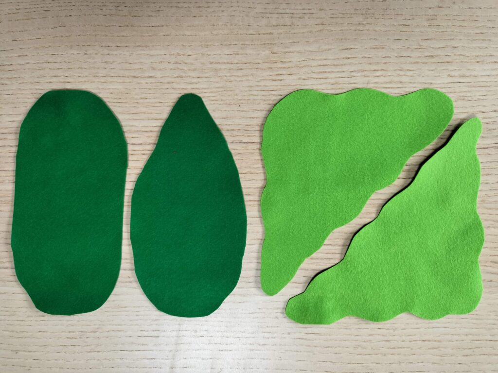 ままごとの食材用にカットしたフェルトの葉っぱ形パーツ