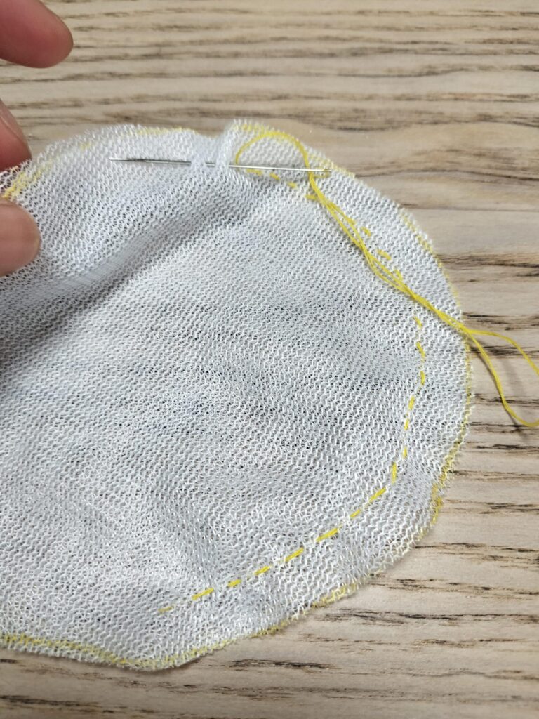 ままごとのパン食材をぐし縫いでギャザー寄せしている様子