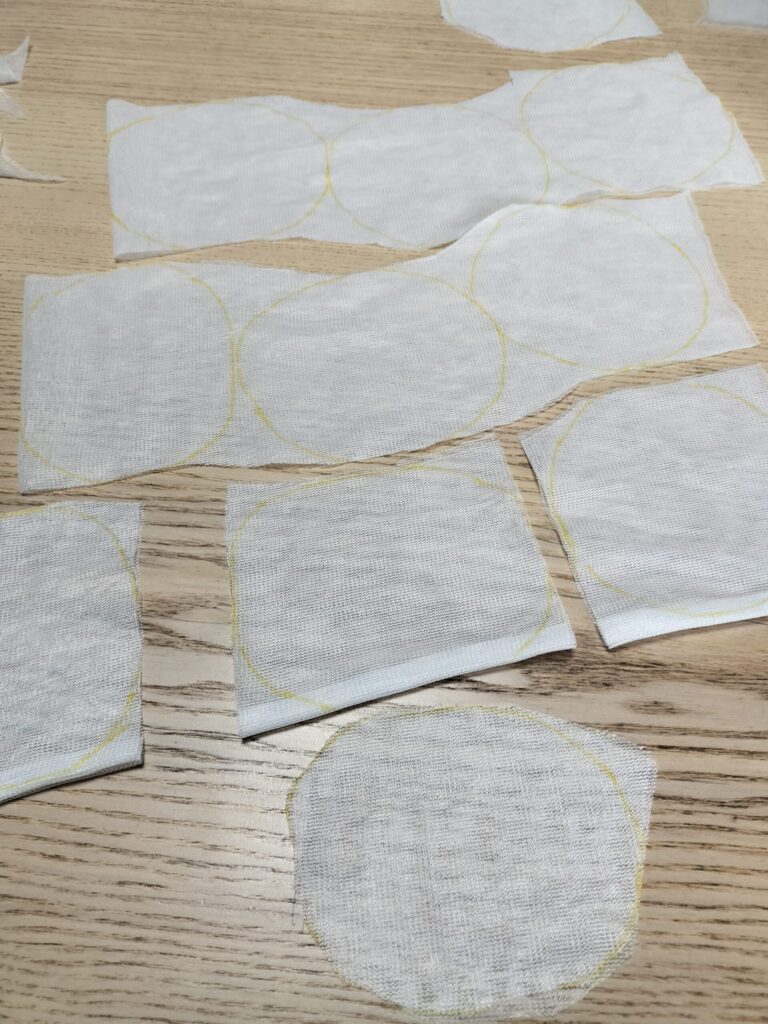 ままごとのパン食材の生地に印付けをしている様子