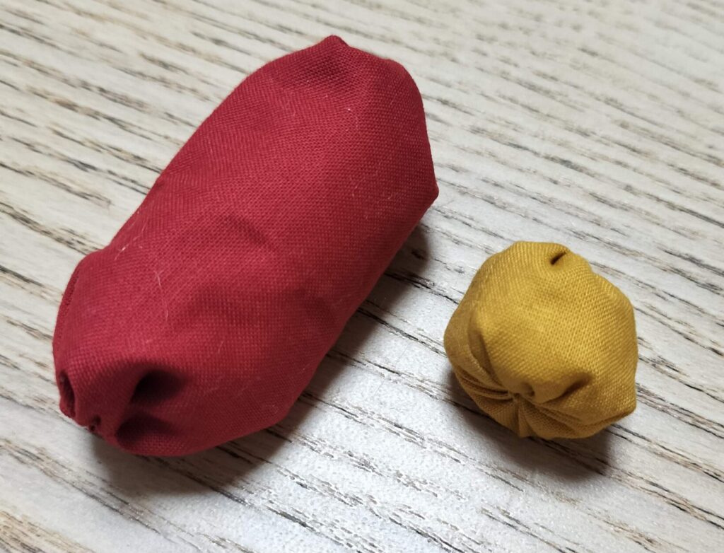 赤い布で作ったソーセージ形の食材と黄色い小さな食材