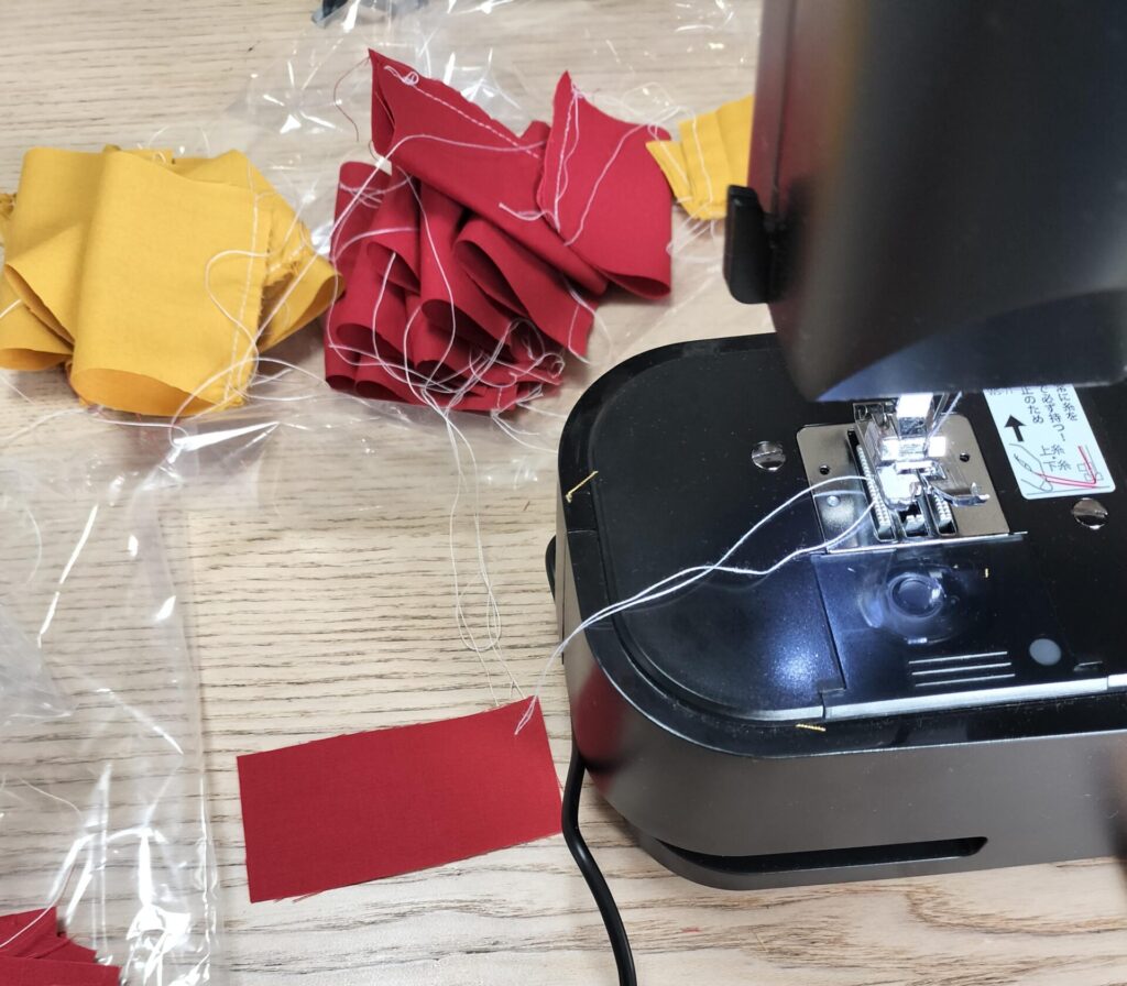ままごとの食材をミシンで縫っている様子