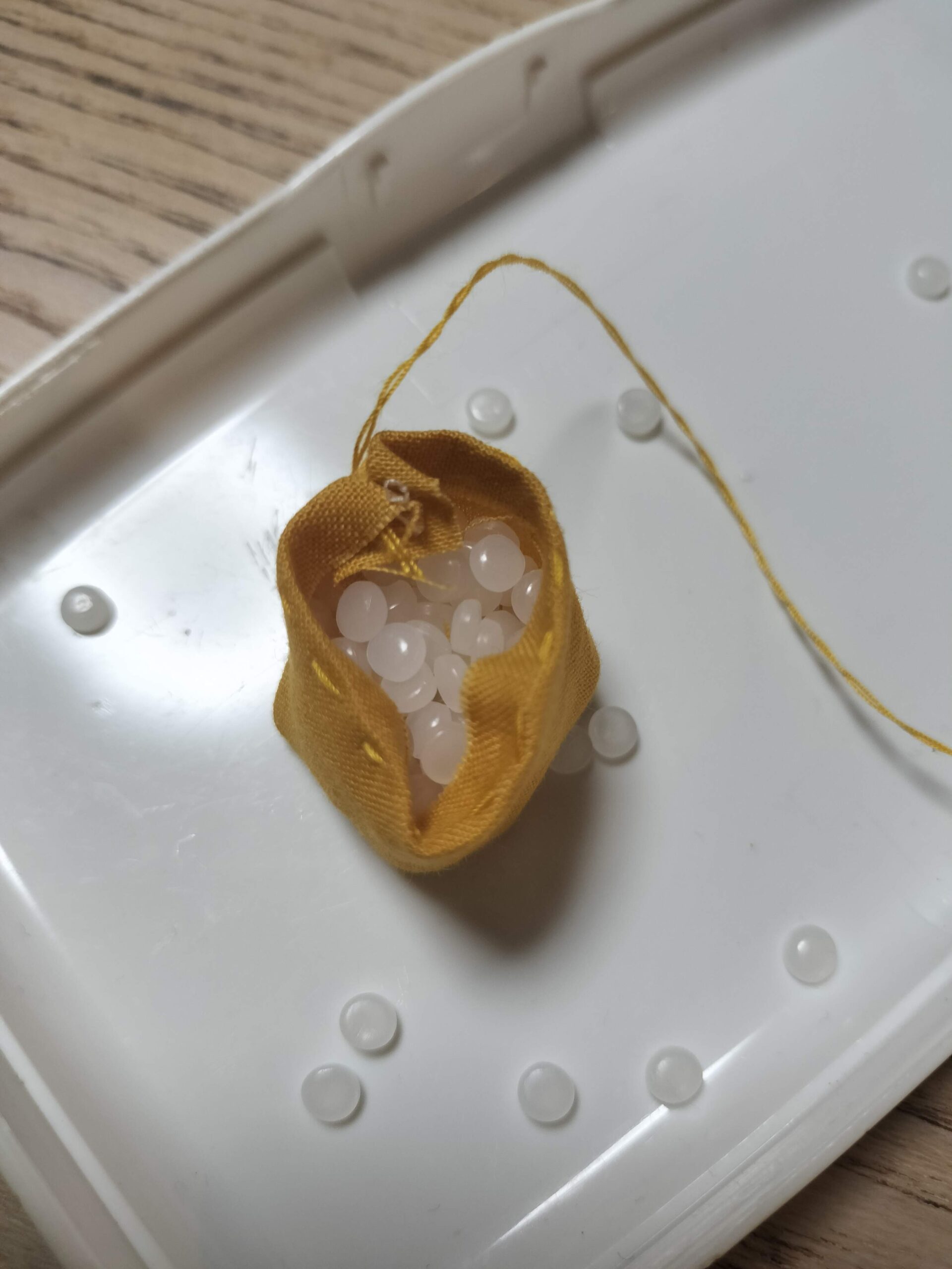 お手玉の袋にペレットを入れる様子