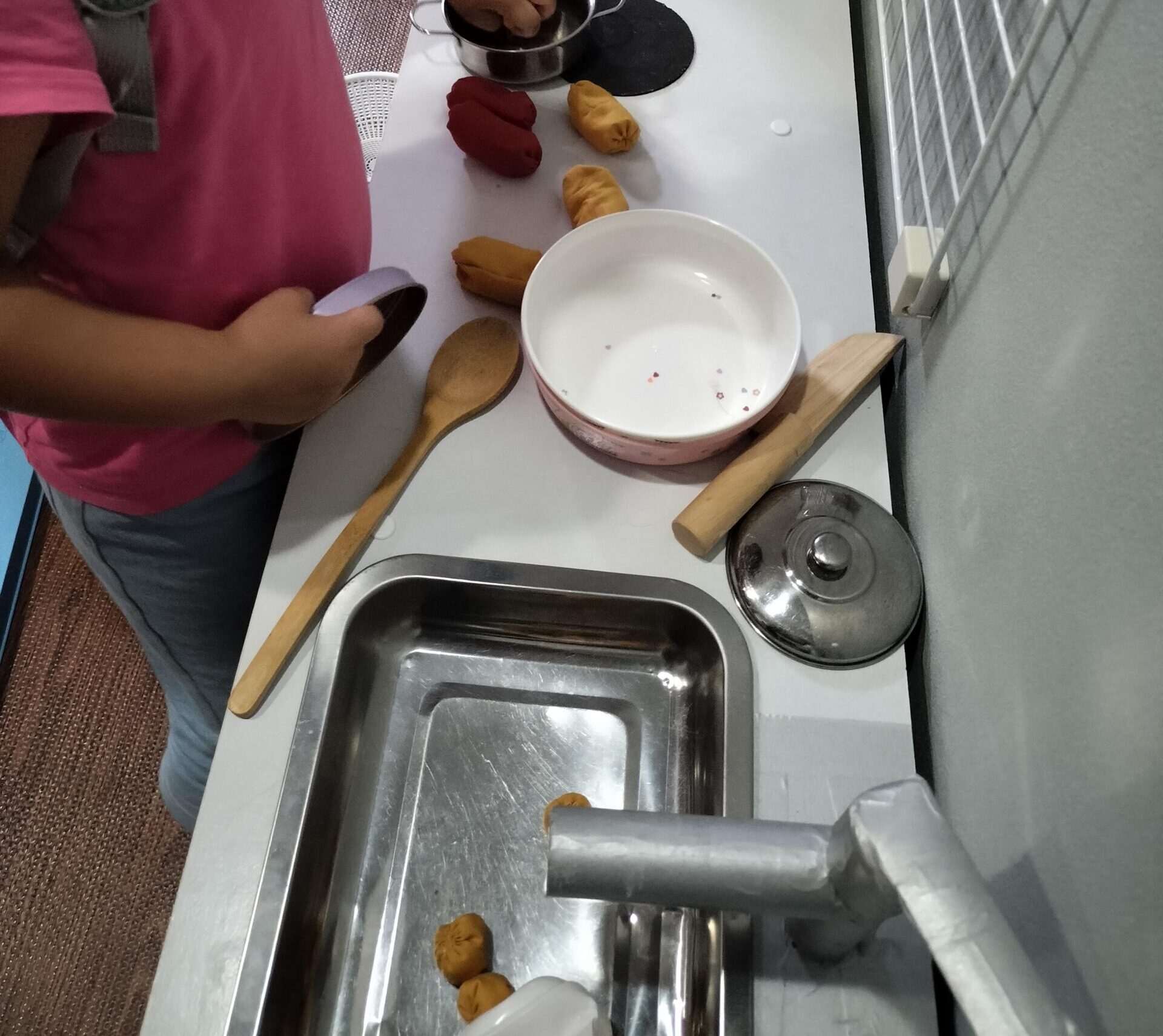 俵型お手玉を使ってお料理ごっこをする様子